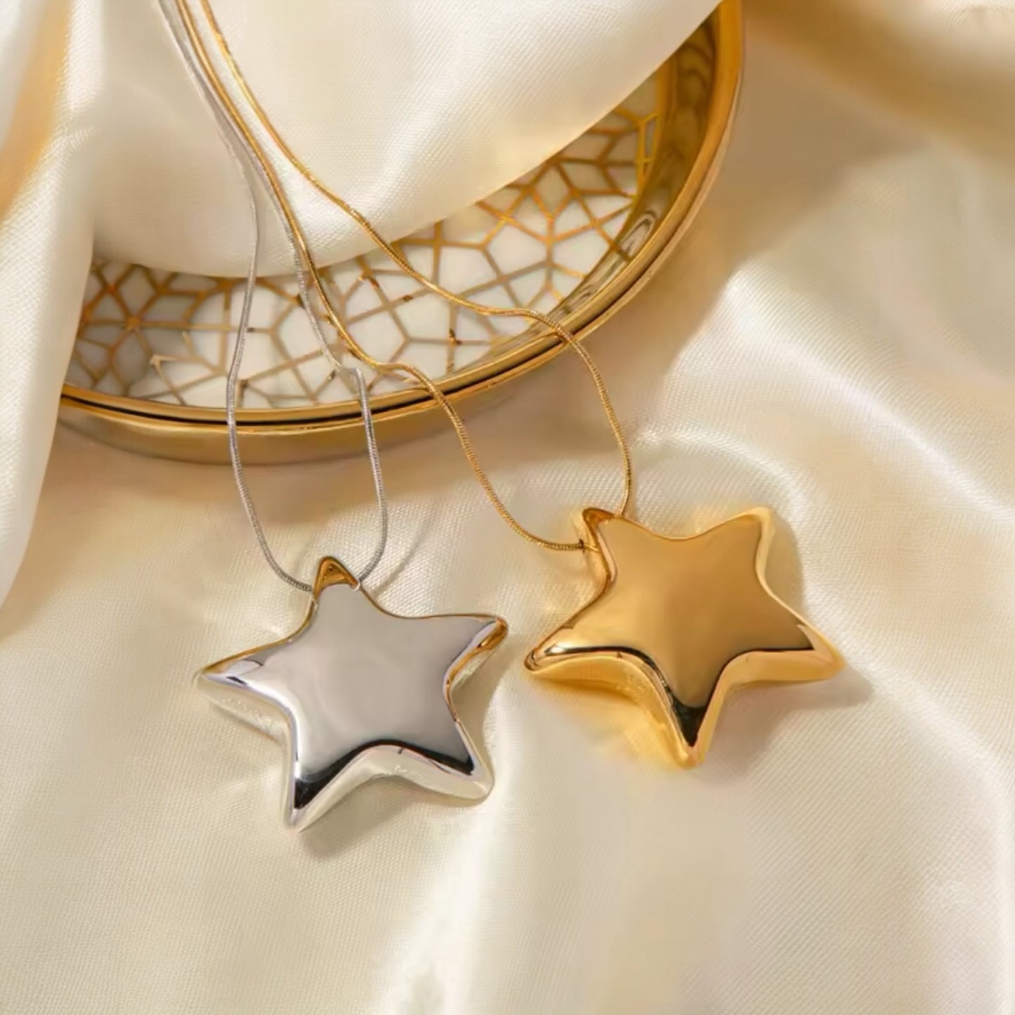 PUFFED STAR NECKLACE